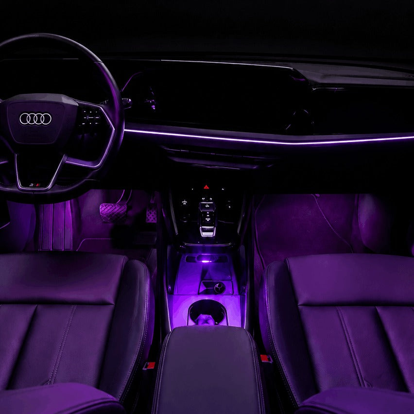 Interior del coche iluminado en morado